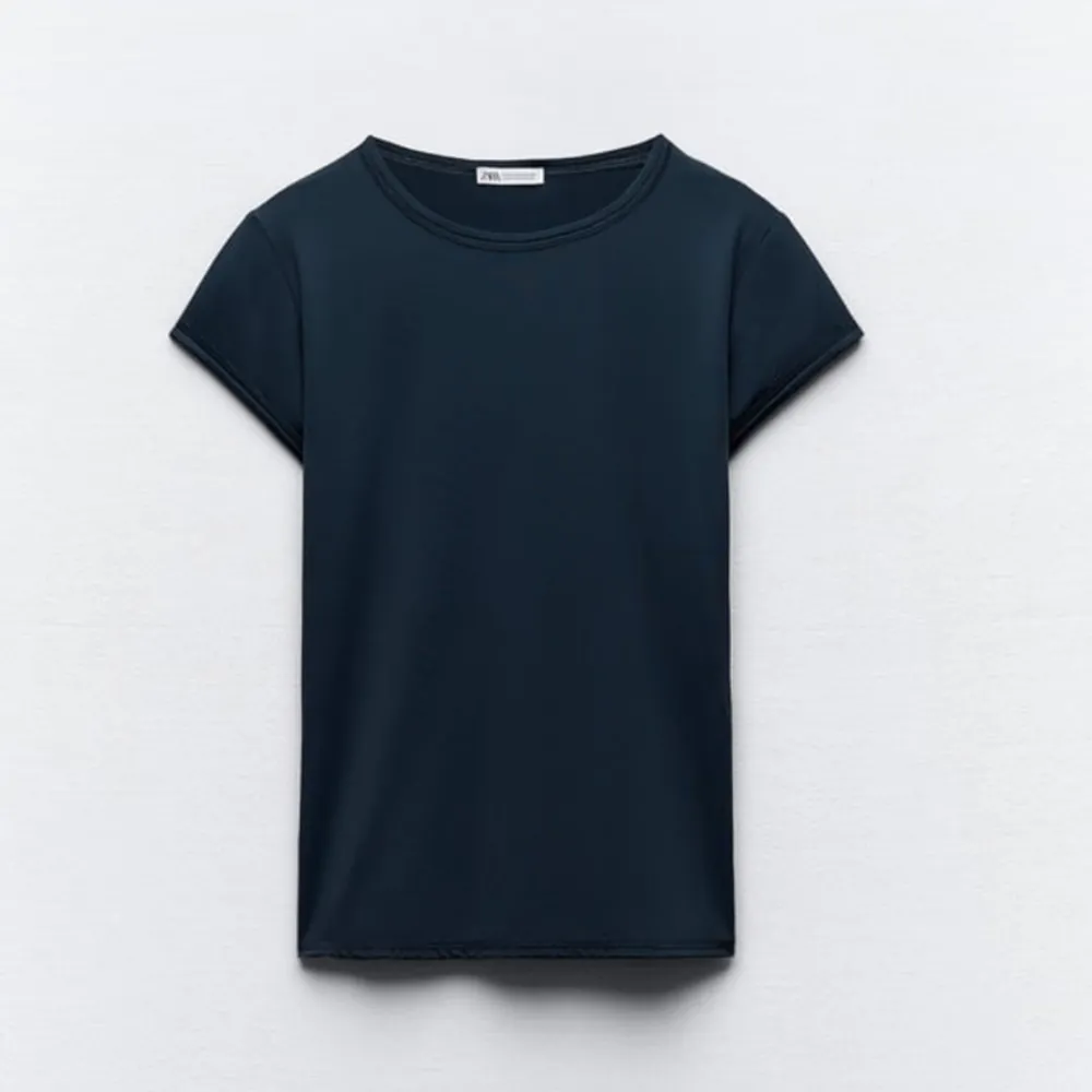 Supersnygg marinblå t-shirt i polyamid. Ärmarna är kortare än vanliga t-shirts. Supersnygg och bekväm! ❤️❤️. T-shirts.