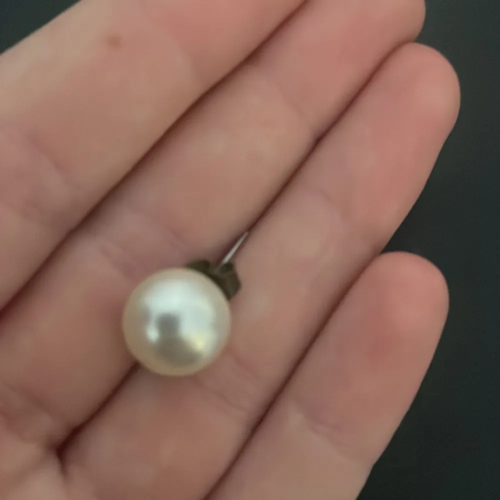 Superfina vita pärlor(ej äkta) säljer pga att jag tkr att de är för stora på mig.  99kr. Accessoarer.