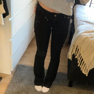 Lågmidjade jeans - Helt nya Lågmidjade jeans som inte kommer till användning då dom är lite stora💗