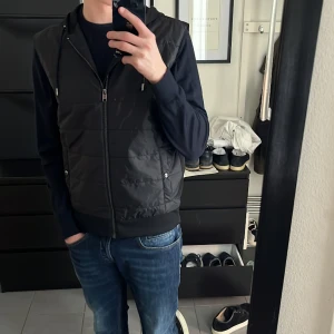 Hugo boss väst -  Riktigt skön och tunn väst. I väldigt bra skick inga täkten på användning👌🏻 Ny pris 1495kr. Kom pm om det är något ni undrar 🙌