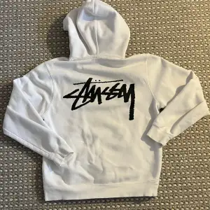 En jätte cool Stüssy hoodie som jag verkligen älskar. Klassisk collab mellan ourlegacy och Stüssy. Tröjan är använd men i bra skick, inga defekter. Köpt ny för 1600kr som i sin tur såldes till ettresex där jag köpte den begagnat för samma pris. 