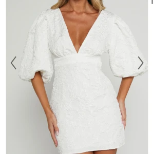 Showpo studentklänning  - Liten i storleken, har vanligtvis 36 men 38 passa mig bra.  