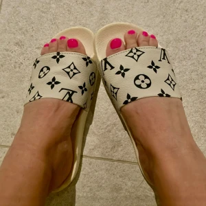 Luis Vuitton badtofflor vit/svart 35/36 - Snygga Luis Vuitton tofflor stl 35 liten 36a. Innermått 22,5cm