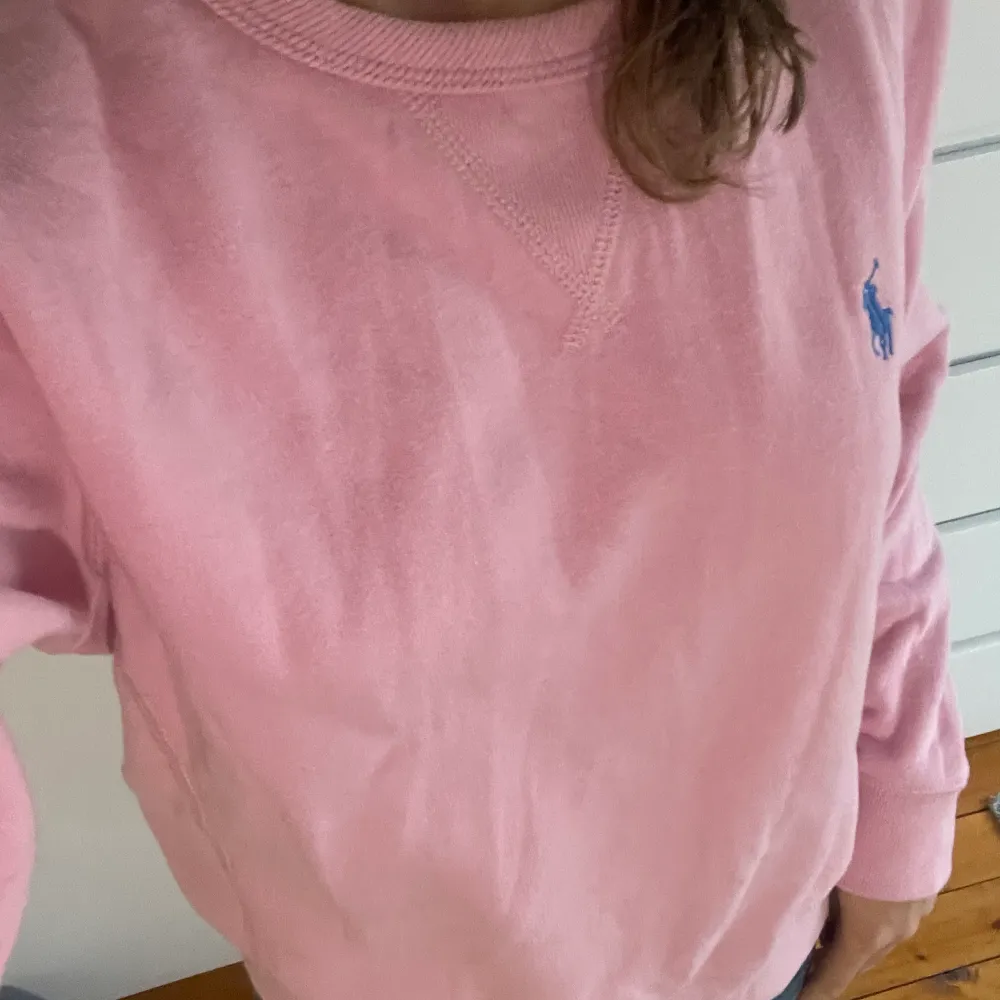 En helt ny aldrig använd polo Ralph Lauren tröja i rosa. Jättemjuk och skön men ett blått märke. Stl medium men skulle säga att den passar S. Jättefin! Nyskick🩷 priset är diskuterbart. . Tröjor & Koftor.