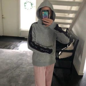 Gant hoodie  - Gant hoodie: Grå storlek 170 men sitter ganska bra på mig som har 150/164