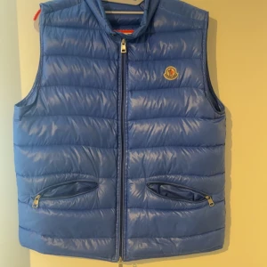 Moncler Gui Gilet - Old season Moncler väst i bra skick då den inte är så använd 