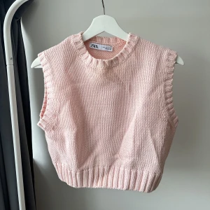 Stickat linne/väst från Zara - Såå söt topp från Zara🩷 Perfekt till våren! skriv privat om ni vill ha bild på!