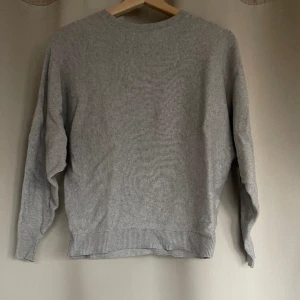 Grå tröja - Grå tröja från Veromoda i fin skickt. Större i armarna men smakar till sig i slutet av armen som man kan se på bilden. Strl XS