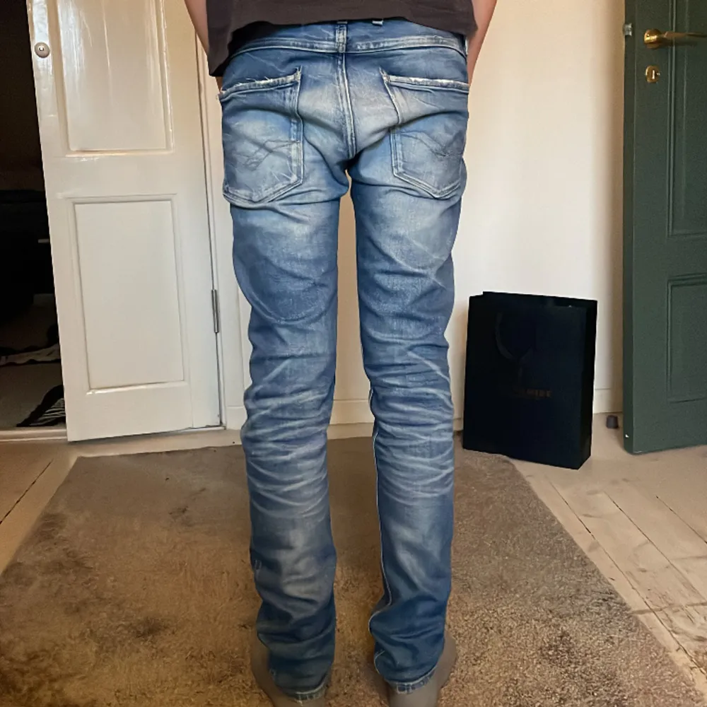 Tja! Säljer mina replay jeans i modellen anbass. Det är storlek 28.Nypris runt 1700. 1 flaw. Skriv om ni har frågor eller vill ha fler bilder 💯. Jeans & Byxor.