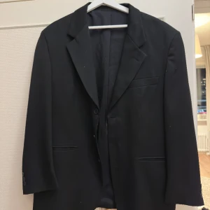 Svart kavaj - Svart kavaj, använd som oversized på mig själv. Bra kvalite och skön. Använd 2 gånger.