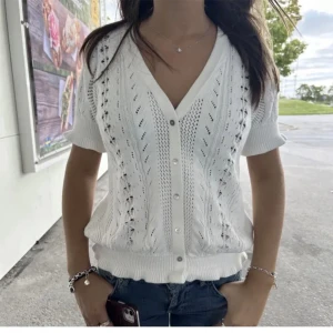 Vit kofta - En väldigt fin poppis kofta som är väldigt tränidigt just nu