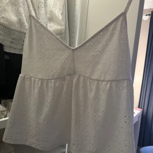 vit topp🤍 - jättesöt topp/linne från  vila, lite större i storleken men sparsamt använt💕