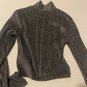 Glittrig tröja  - Glittrig tröja turtle neck storlek S 