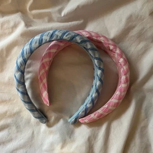 Diadem, rosa och blå - Säljer helt oanvända diadem, vet ej varifrån de är men köpta på Zalando. Ett för 30 eller båda för 50 (kom privat) Använd gärna köp nu🩷