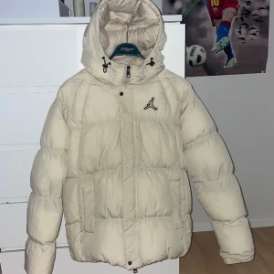 Beige Jordan vinterjacka  - Storlek L, ordinare pris 2000kr, i nyskick och använd ett par gånger. 