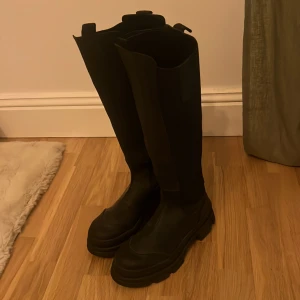 svarta stövlar  - Svarta stövlar från pavement. Storlek 38 och använda 1 gång.