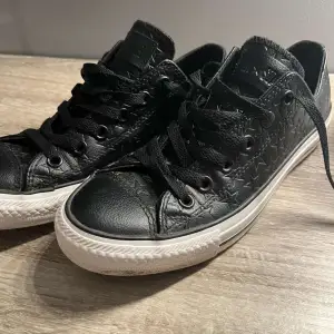 Säljer mina Converse skor då det inte längre kommer till användning. I fint men använt skick.