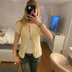 Massimo dutti kofta - Beige kofta från Massimo dutti! Ena knappen sitter lite löst och koftan har små defekter men verkligen så snygg!💕