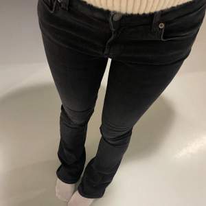 Bootcut jeans från zara, urtvättad svart/mörkgrå färg, inte rikigt jeans material utan mycket stretch i sig. Lågmidjade. Aldrig använda, storlek 34 jag är 165cm lång💕