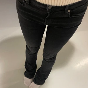 Bootcut zara jeans - Bootcut jeans från zara, urtvättad svart/mörkgrå färg, inte rikigt jeans material utan mycket stretch i sig. Lågmidjade. Aldrig använda, storlek 34 jag är 165cm lång💕