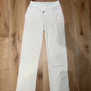 Size S / small colour cream / sugar swizzle juicy couture del ray pocketed tracksuit bottom pants elasticated waistband w drawstring so could fit size xs - m super cute silver detailing worn once or twice good condition some very small marks on back