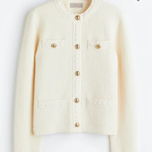 Kofta - Hejsan! Säljer denna super söta och populära koftan från hm! Helt slutsåld!💞 Sorlen xs men passar även s 