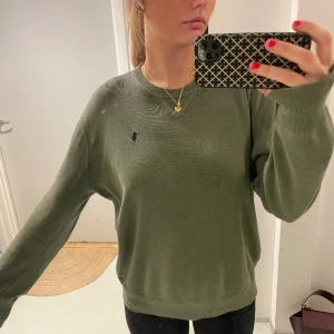 Ralph lauren sweater - Skogsgrön tjocktröja från Ralph lauren, storlek s men herrmodel skulle säga att den är som en medium/large. Fint skick