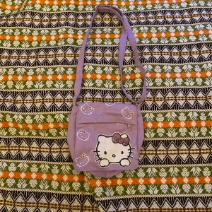 hello kitty axelväska  - lite mindre än ett A5 papper