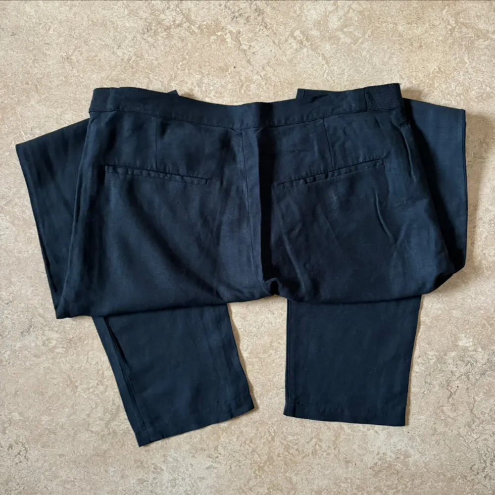 Fina svarta linnebyxor av WHYRED Material: 55% Silk/45% Linen. Jeans & Byxor.