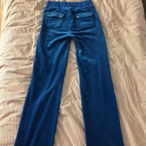 Juciy couture  - Jättefina juciy couture byxor som inte kommer till andvändning! De är helt i nyskick och är inte uppsydda! 💗 Skriv för fler bilder!💗