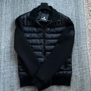 MACKAGE CARDIGAN - Mackage cardigan, cond 10/10 helt ny, kvitto medföljer. Nypris ca 6000kr. Storlek S.