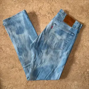 Levis jeans i modellen 501 (Blekta från fabrik), använda men i gott skick. Storlek: 32 W, 32 L, Midja: 41 cm Ytterben: 106.5 cm Benöppning: 20 cm