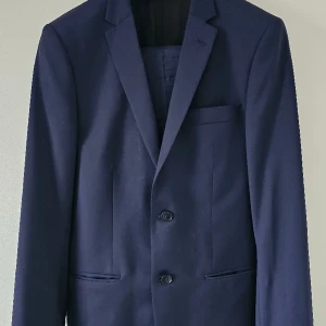 Kostym Sir of sweden - Mycket bra skick, använd 4 ggr  Marinblå  Storlek 48 på kavaj och kostymbyxa  