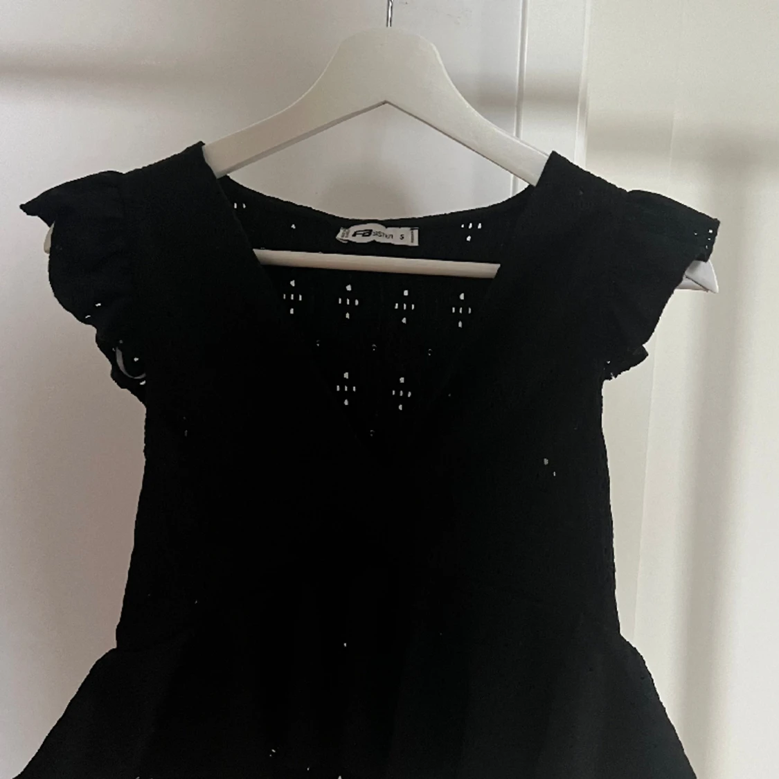 Fin svart volangtopp - 90