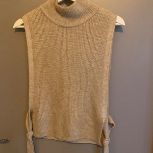 Stickad krage i ull - Fin stickad krage i ull från H&M. Bra skick. One size.   Köparen står för frakt.