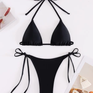 Svart bikini  - En fin triangel svart bikini, är missnöjd med passformen på mig (anledning till att jag säljer den). Det är nytvättad och finns i påsen varan kom i! ☺️  Skriv privat för önskade bilder på vara! 😊  Frakt tillkommer 📦 