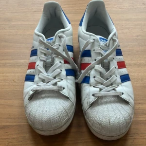 Adidas superstar - Adidas superstar Kan behövas borstas av Strl 44 2/3