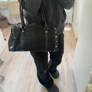 Handväska - Tally weijl handväska. Ca 30cm bred och 15cm djup. Medel-liten väska. Den har en smink fläck på insidan och en liten slitning. Skriv privat för bild.