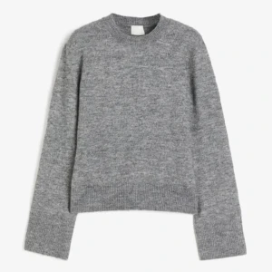 Stickad tröja  - Grå stickad tröja från h&m, säljer den eftersom att jag inte använder den!! 