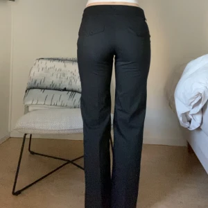 Kostymbyxor - Skitsnygga lågmidjade kostymbyxor från stockholm lm, stängs med dragkedja i sidan, jag på bilden är 171cm och dom går till golvet på mig💕💕