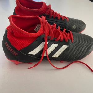 Fotbollskor - adidas predator - Fotbollskor i storlek 43, gott skick  Hör av er vid frågor och funderingar!