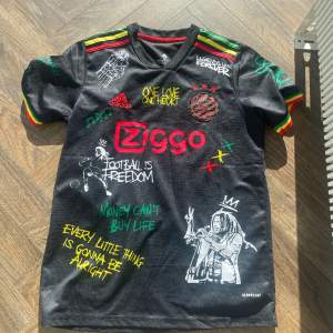 Jätte fin Ajax tröja x Bob Marley. Använd ett fåtal gånger.