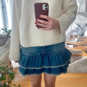 Jeanskjol med volang - Såå söt lågmidjad jeanskjol med volang, perfekt till sommaren!!💓