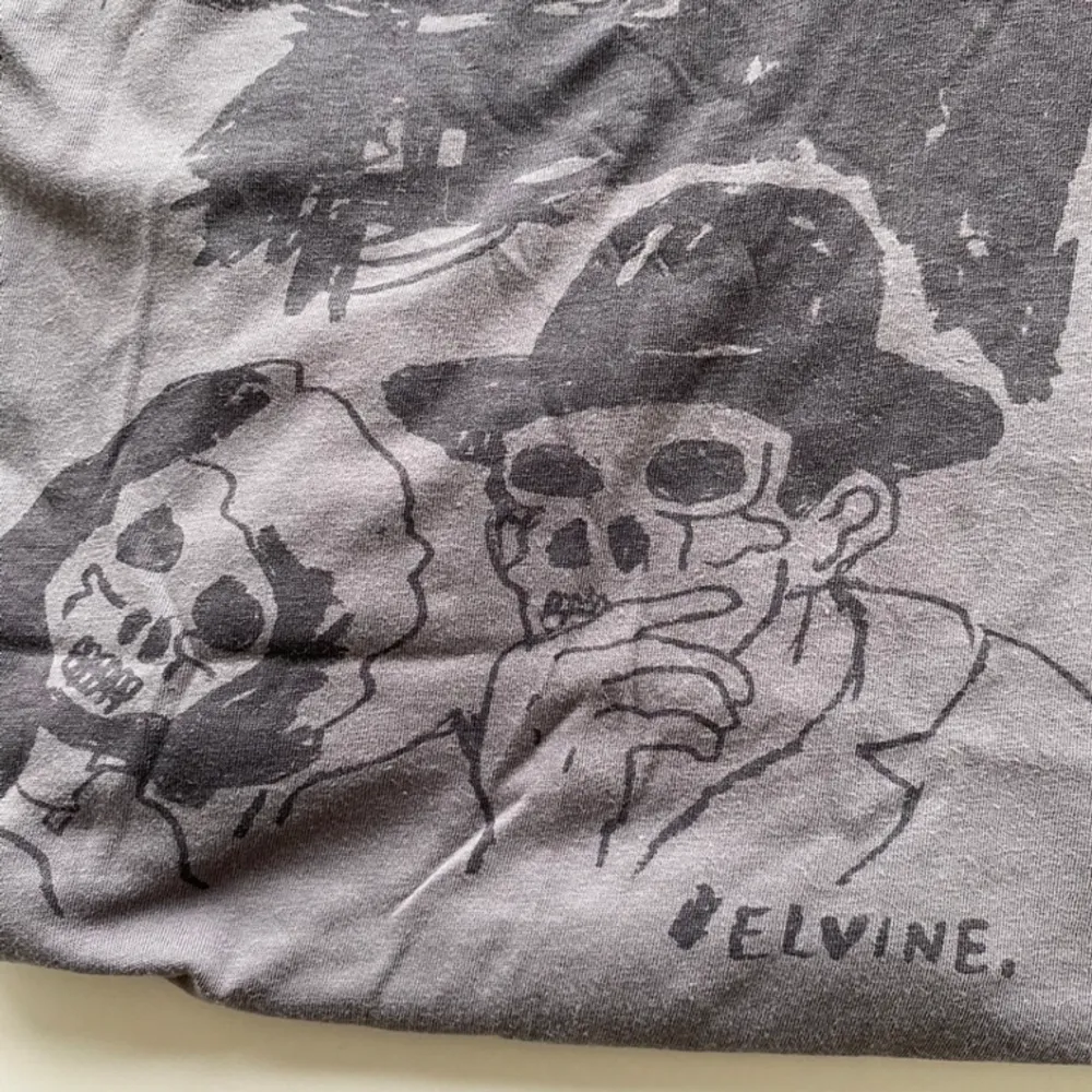 Lång Elvine topp strl xs fint skick dock skrynklig på bild 🤗 grå med tryck se bild . T-shirts.