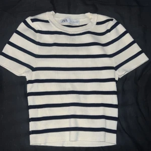Zara tröja - Gullig tröja från Zara, croptop, tajt. Aldrig använt🫶