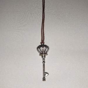 Halsband med nyckel och 👑. Har 2 st från Kalmar slott. 