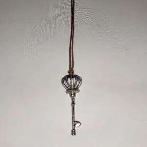 Halsband med nyckel och 👑. Har 2 st från Kalmar slott. 