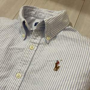 Tjena! Säljer nu denna riktigt snygga skjorta från märket ”Ralph Lauren” | skick: 9,5/10 | storlek 2 (passar xs) | Hör av dig vid minsta lilla fundering🙌🏼