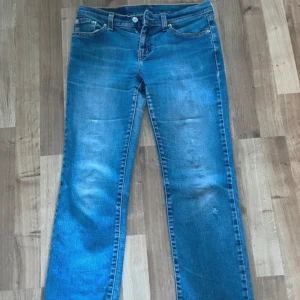 Lågmidjade straight leg jeans  - Säljer pga dem inte kommer till användning, inga märken på användning💕