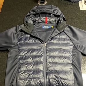 Ralph Lauren cardigan Hybrid Jacket - Tjenare, Säljer nu denna feta RL Cardigan då den inte kommit så mycket till användning, har använt den ett fåtal gånger och den är i cond 10/10 med inga defekter. Tags finns på jackan. Nypris 4000